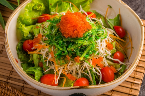 Làm Salad rong biển và trứng cua cực ngon tại nhà