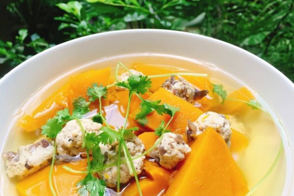 Canh bí đỏ nấu thịt băm bổ dưỡng cho bữa cơm gia đình