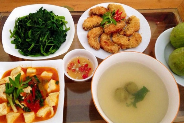 Cách làm món canh rau muống dầm sấu chua giải nhiệt ngày hè